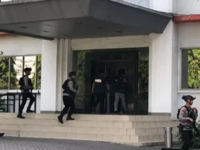 Sejumlah personel Kortastipidkor Polri mendatangi kantor PT Barata Indonesia di Segoromadu, Kebomas, Gresik (foto: ist)