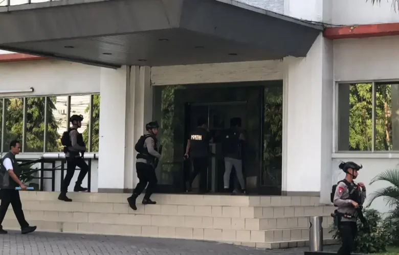 Sejumlah personel Kortastipidkor Polri mendatangi kantor PT Barata Indonesia di Segoromadu, Kebomas, Gresik (foto: ist)