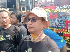 Sejumlah sopir truk sedang melakukan demo di depan kantor Dishub kabupaten Jombang (foto: Blok-a.com/Syahrul Wijaya)