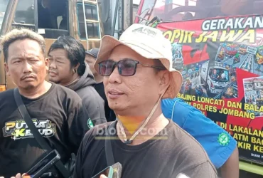 Sejumlah sopir truk sedang melakukan demo di depan kantor Dishub kabupaten Jombang (foto: Blok-a.com/Syahrul Wijaya)
