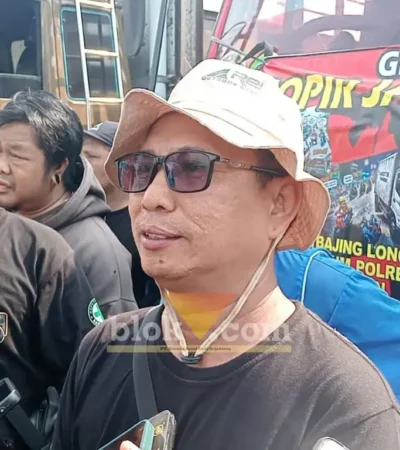 Sejumlah sopir truk sedang melakukan demo di depan kantor Dishub kabupaten Jombang (foto: Blok-a.com/Syahrul Wijaya)