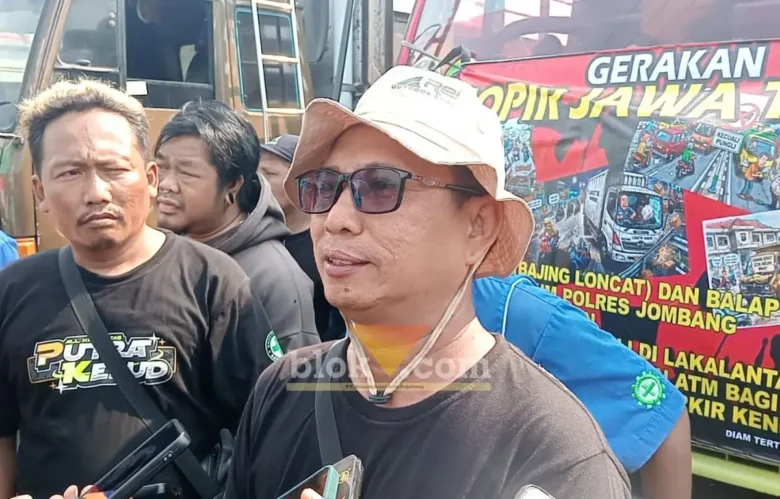 Sejumlah sopir truk sedang melakukan demo di depan kantor Dishub kabupaten Jombang (foto: Blok-a.com/Syahrul Wijaya)