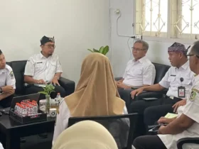 Sekda Banyuwangi, Suyanto Waspo Tondo Wicaksono (memakai udeng sebelah kanan) saat berdiskusi bersama Inspektur Banyuwangi Choiril Ustadi (foto: Istimewa)