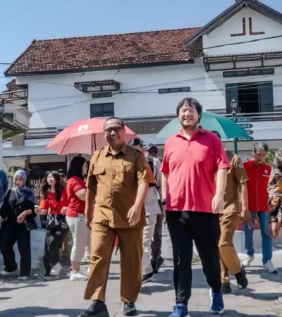 Sekda Washil bersama Direktur PT Pakuwon Jati Leon Tedja, serta General Manager Resource and Development Yayasan Habitat Kemanusiaan Indonesia Abraham Tulung (foto: istimewa)