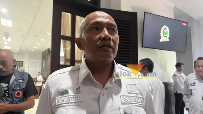 Sekretaris Daerah Kota Malang, Erik Setyo Santoso saat diwawancarai awak media (foto: Blok-a.com / Yogga Ardiawan)