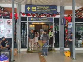 Situasi penumpang yang keluar masuk Stasiun (foto: Blok-a.com/Syahrul Wijaya)