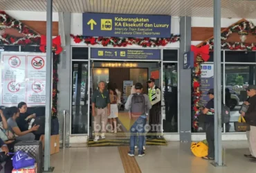 Situasi penumpang yang keluar masuk Stasiun (foto: Blok-a.com/Syahrul Wijaya)