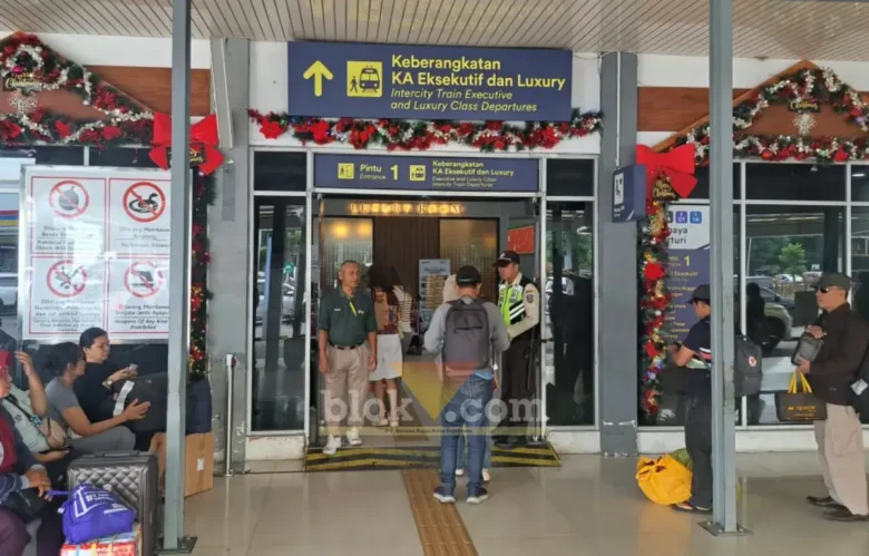 Situasi penumpang yang keluar masuk Stasiun (foto: Blok-a.com/Syahrul Wijaya)