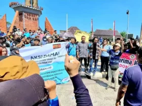 Solidaritas Bakti Makan Bergizi Gratis atau Sobat MBG menggelar aksi damai di halaman Kantor Bupati Blitar (foto: Blok-a.com/Fajar)