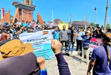 Solidaritas Bakti Makan Bergizi Gratis atau Sobat MBG menggelar aksi damai di halaman Kantor Bupati Blitar (foto: Blok-a.com/Fajar)
