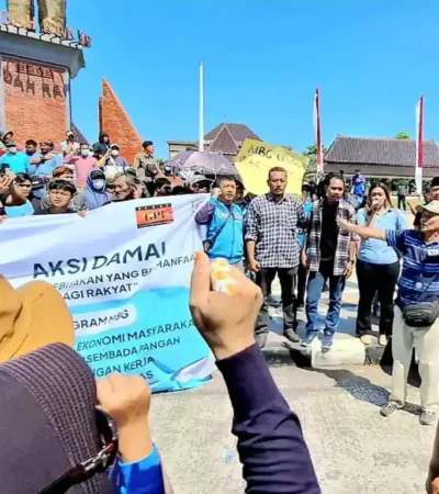 Solidaritas Bakti Makan Bergizi Gratis atau Sobat MBG menggelar aksi damai di halaman Kantor Bupati Blitar (foto: Blok-a.com/Fajar)