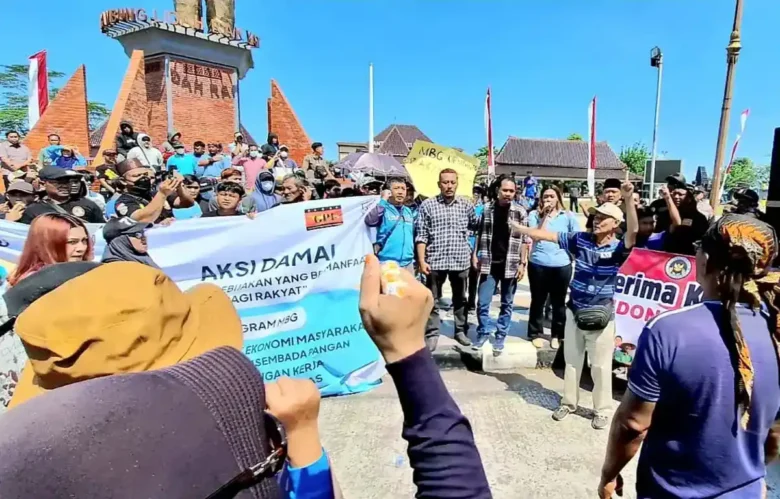 Solidaritas Bakti Makan Bergizi Gratis atau Sobat MBG menggelar aksi damai di halaman Kantor Bupati Blitar (foto: Blok-a.com/Fajar)