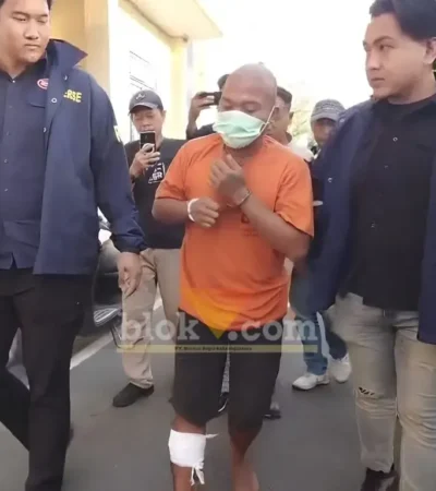 Tersangka curanmor saat digelandang di Mapolres Mojokerto (foto: Blok-a.com/Syahrul Wijaya)