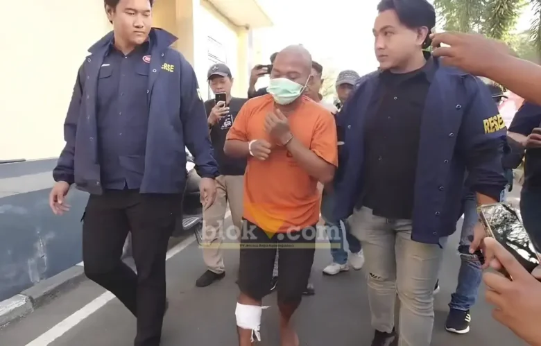 Tersangka curanmor saat digelandang di Mapolres Mojokerto (foto: Blok-a.com/Syahrul Wijaya)
