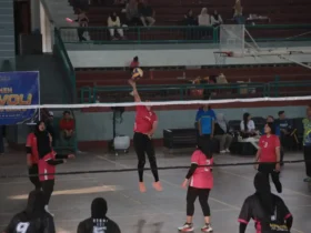 Tim Voli Bhayangkari Polresta Banyuwangi menyabet gelar Juara 1 dalam Turnamen Bola Voli Bhayangkari Cup Rayon 3 (Foto: dok Polresta Baywangi)