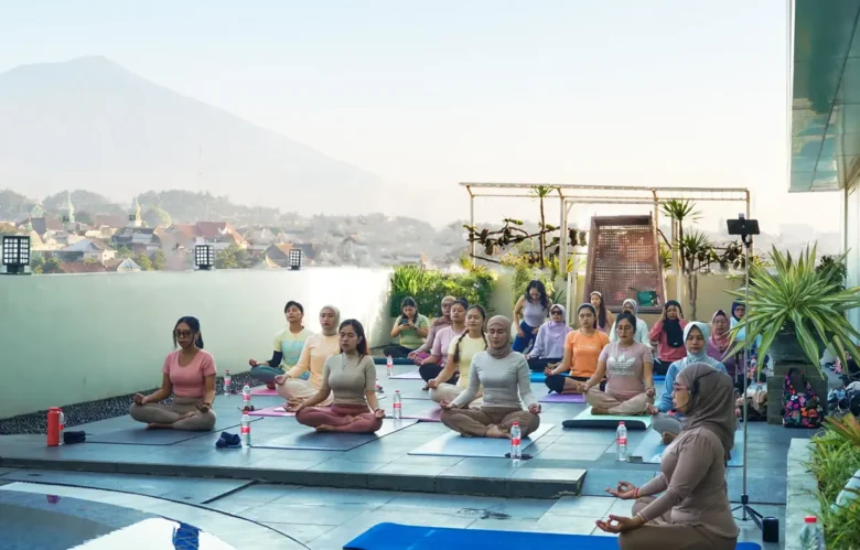 Udara segar dan view pegunungan Yoga Class Atria Hotel Malang (foto: dok. Atria Hotel Malang for Blok-a.com)