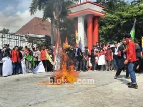 Unjuk rasa yang digelar Aliansi Mahasiswa Cipayung Plus Blitar Raya di depan Kantor DPRD Kabupaten Blitar (foto: Blok-a.com/Fajar)