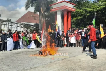 Unjuk rasa yang digelar Aliansi Mahasiswa Cipayung Plus Blitar Raya di depan Kantor DPRD Kabupaten Blitar (foto: Blok-a.com/Fajar)
