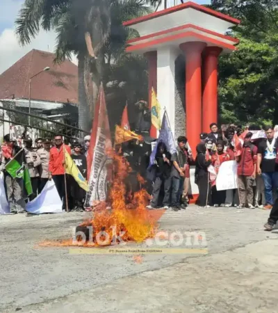 Unjuk rasa yang digelar Aliansi Mahasiswa Cipayung Plus Blitar Raya di depan Kantor DPRD Kabupaten Blitar (foto: Blok-a.com/Fajar)