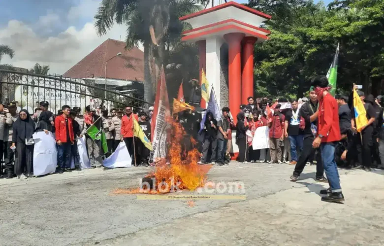Unjuk rasa yang digelar Aliansi Mahasiswa Cipayung Plus Blitar Raya di depan Kantor DPRD Kabupaten Blitar (foto: Blok-a.com/Fajar)