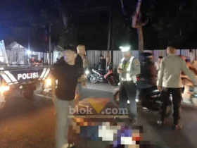 Piket lantas saat melakukan evakuasi MY, WNA asal Jepang yang luka berat pasca motor yang dikendarai alami tabrakan adu depan di Jalan Raya Jember, Kecamatan Rogojampi, Minggu (28/06/2026)(foto: Blok-a.com/Kuryanto)