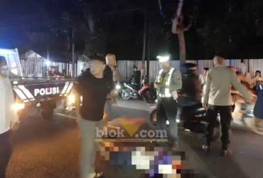 Piket lantas saat melakukan evakuasi MY, WNA asal Jepang yang luka berat pasca motor yang dikendarai alami tabrakan adu depan di Jalan Raya Jember, Kecamatan Rogojampi, Minggu (28/06/2026)(foto: Blok-a.com/Kuryanto)