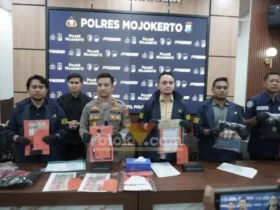 Wakapolres Mojokerto Kompol Grandika Indera Waspada, bersama Kasatreskrim saat press rilis ungkap kasus penipuan.(foto: Blok-a.com/Syahrul Wijaya)