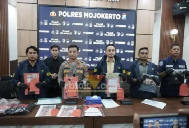 Wakapolres Mojokerto Kompol Grandika Indera Waspada, bersama Kasatreskrim saat press rilis ungkap kasus penipuan.(foto: Blok-a.com/Syahrul Wijaya)