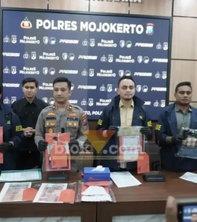 Wakapolres Mojokerto Kompol Grandika Indera Waspada, bersama Kasatreskrim saat press rilis ungkap kasus penipuan.(foto: Blok-a.com/Syahrul Wijaya)