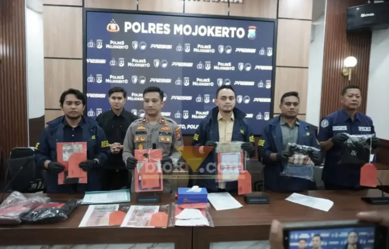 Wakapolres Mojokerto Kompol Grandika Indera Waspada, bersama Kasatreskrim saat press rilis ungkap kasus penipuan.(foto: Blok-a.com/Syahrul Wijaya)