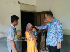 Wakil Bupati saat menengok salah satu anak asuh program anting emas (foto: Blok-a.com/Ananda)