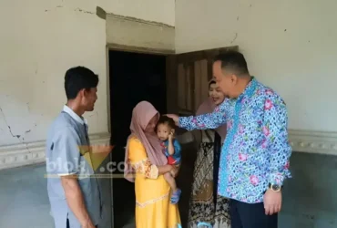 Wakil Bupati saat menengok salah satu anak asuh program anting emas (foto: Blok-a.com/Ananda)