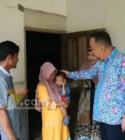 Wakil Bupati saat menengok salah satu anak asuh program anting emas (foto: Blok-a.com/Ananda)