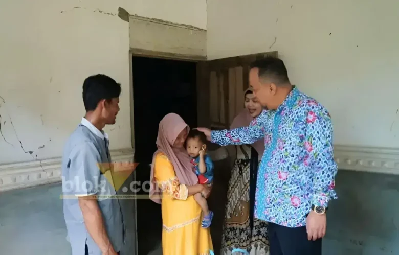 Wakil Bupati saat menengok salah satu anak asuh program anting emas (foto: Blok-a.com/Ananda)