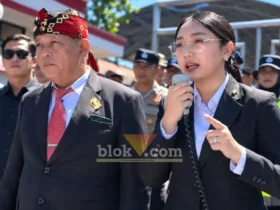 Wakil Wali Kota Blitar Elim Tyu Samba bersama Anggota Komosi 1 DPRD Kota Blitar, Tan Ngi Bing saat menemui massa aksi (foto: Blok-a.com/Fajar At)