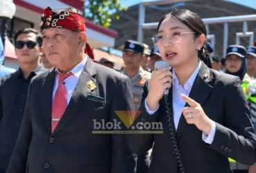 Wakil Wali Kota Blitar Elim Tyu Samba bersama Anggota Komosi 1 DPRD Kota Blitar, Tan Ngi Bing saat menemui massa aksi (foto: Blok-a.com/Fajar At)