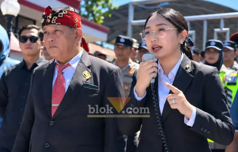 Wakil Wali Kota Blitar Elim Tyu Samba bersama Anggota Komosi 1 DPRD Kota Blitar, Tan Ngi Bing saat menemui massa aksi (foto: Blok-a.com/Fajar At)