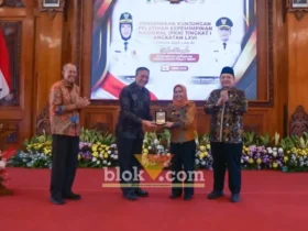 Wali kota Mojokerto Ika Puspita Sari menerima penghargaan dari Deputi Bidang Penyelenggaraan Pengembangan Kapasitas ASN LAN RI, Tri Widodo Wahyu Utomo.(foto: Blok-a.com/Syahrul Wijaya)