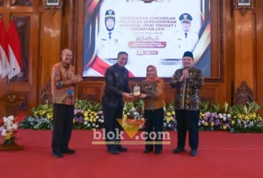 Wali kota Mojokerto Ika Puspita Sari menerima penghargaan dari Deputi Bidang Penyelenggaraan Pengembangan Kapasitas ASN LAN RI, Tri Widodo Wahyu Utomo.(foto: Blok-a.com/Syahrul Wijaya)