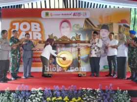 Walikota Mojokerto didampingi Forkopimda saat pembukaan job fair Kota Mojokerto 2026 (foto: Blok-a.com/Syahrul Wijaya)