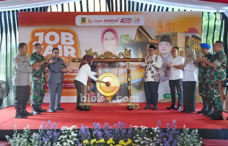 Walikota Mojokerto didampingi Forkopimda saat pembukaan job fair Kota Mojokerto 2026 (foto: Blok-a.com/Syahrul Wijaya)