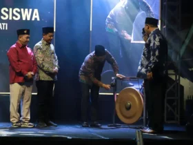 Bupati Subandi, saat menghadiri Gelar Mahakarya SMP Wachid Hasyim 9 Sedati, Sabtu malam (13/6/2026) (foto: istimewa)