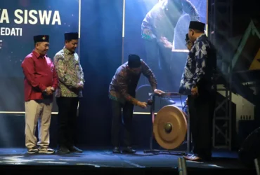 Bupati Subandi, saat menghadiri Gelar Mahakarya SMP Wachid Hasyim 9 Sedati, Sabtu malam (13/6/2026) (foto: istimewa)
