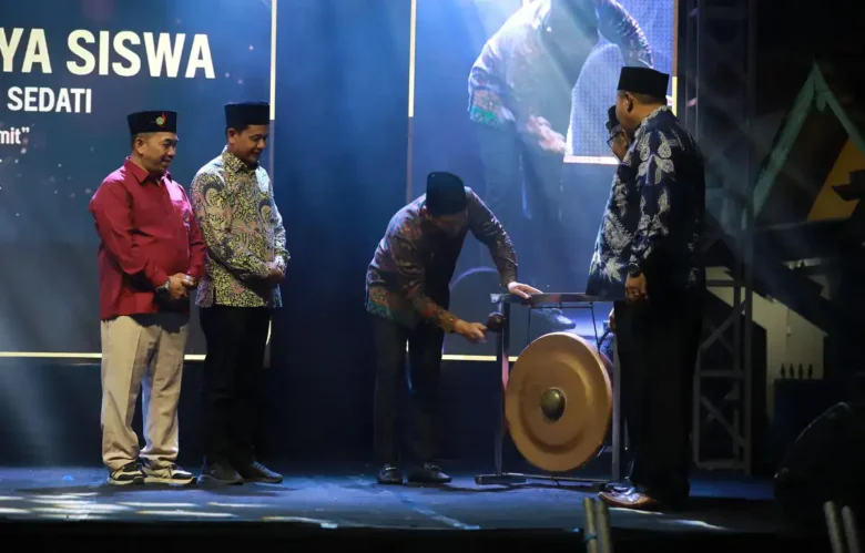 Bupati Subandi, saat menghadiri Gelar Mahakarya SMP Wachid Hasyim 9 Sedati, Sabtu malam (13/6/2026) (foto: istimewa)