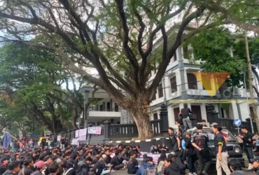 Ratusan mahasiswa yang berkumpul dan melaksanakan aksi demonstrasi di depan Kantor DPRD Kota Malang (foto: Blok-a.com/Bob Bimantara)