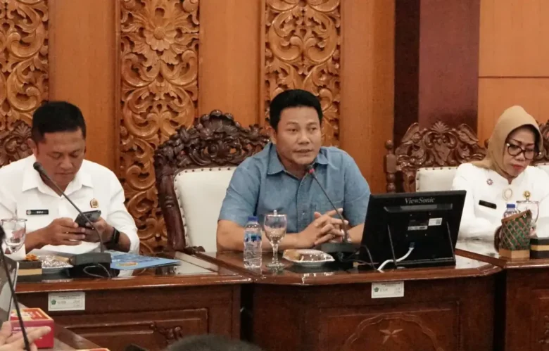 Bupati Sidoarjo, Subandi, dalam pertemuan koordinasi bersama BPN Sidoarjo, Bappeda Sidoarjo, unsur Forkopimda Sidoarjo dan Direktur PT. Minarak Lapindo Jaya, Bambang Prasetyo Widodo, di ruang Delta Wicaksana, Kantor Sekretariat Daerah Kabupaten Sidoarjo, Rabu (3/6/2026) (foto: Ist)