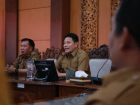 Bupati Sidoarjo,Subandi saat audiensi bersama tim DLHK terkait TPS3R, di Opsroom Pemkab Sidoarjo,Senin (8/5/2026) (foto: ist)