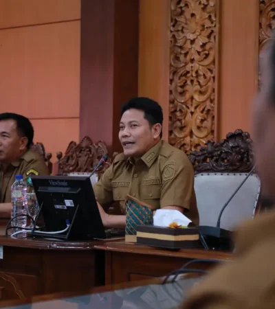 Bupati Sidoarjo,Subandi saat audiensi bersama tim DLHK terkait TPS3R, di Opsroom Pemkab Sidoarjo,Senin (8/5/2026) (foto: ist)