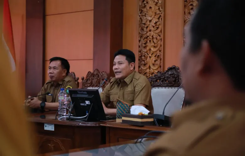 Bupati Sidoarjo,Subandi saat audiensi bersama tim DLHK terkait TPS3R, di Opsroom Pemkab Sidoarjo,Senin (8/5/2026) (foto: ist)