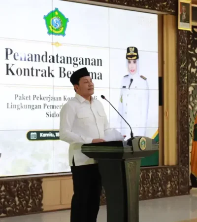 Bupati Sidoarjo, Subandi memberikan pandangan usai penandatanganan kontrak bersama paket pekerjaan konstruksi tahun anggaran 2026, dengan Pejabat PPK, konsultan pengawas dan kontraktor pelaksana, Kamis (18/6/2026) (foto: istimewa)